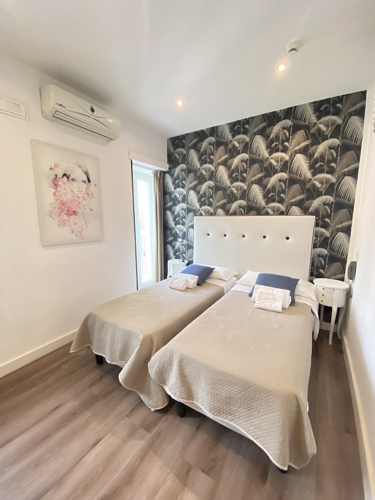 Standard Twin Room - Photo 8
