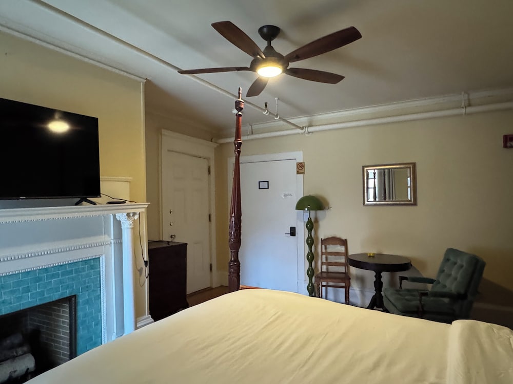 Standard Room, 1 Queen Bed (Room 2)