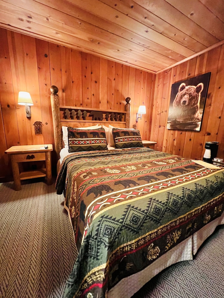 Rustic Retreat, Queen Studio