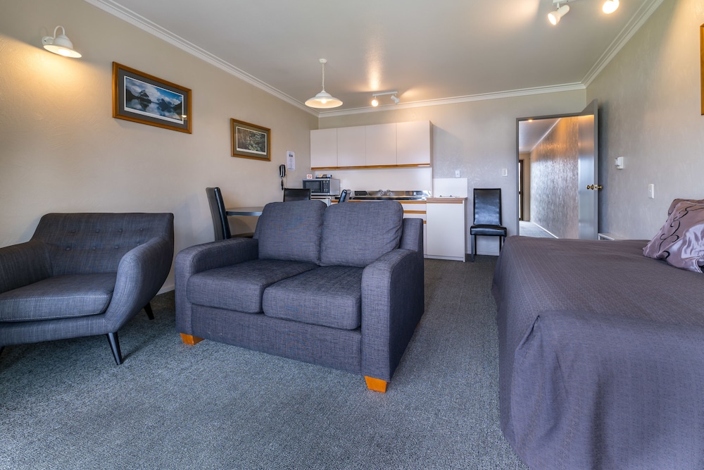 Standard Suite, 1 Bedroom, Non Smoking, Kitchen (Lakefacing Queen) photo 1