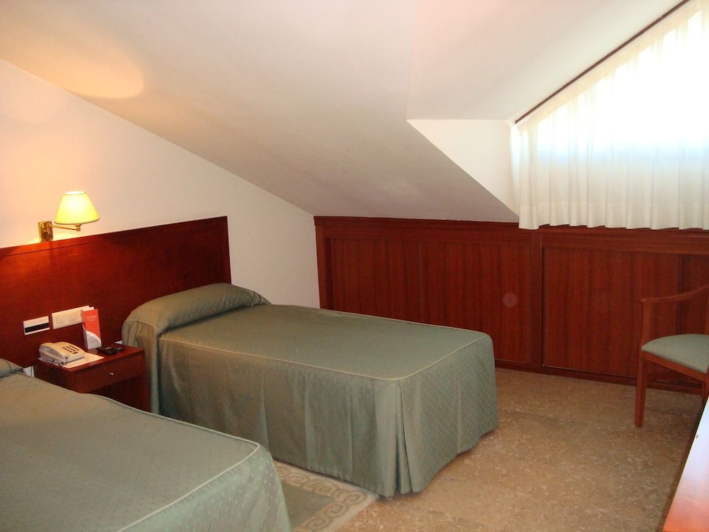 Double Room (Small Attic) photo 2