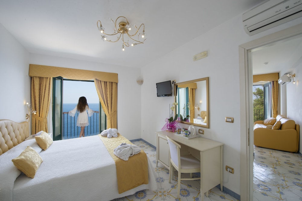 Suite, Sea View, Corner (French Balcony)