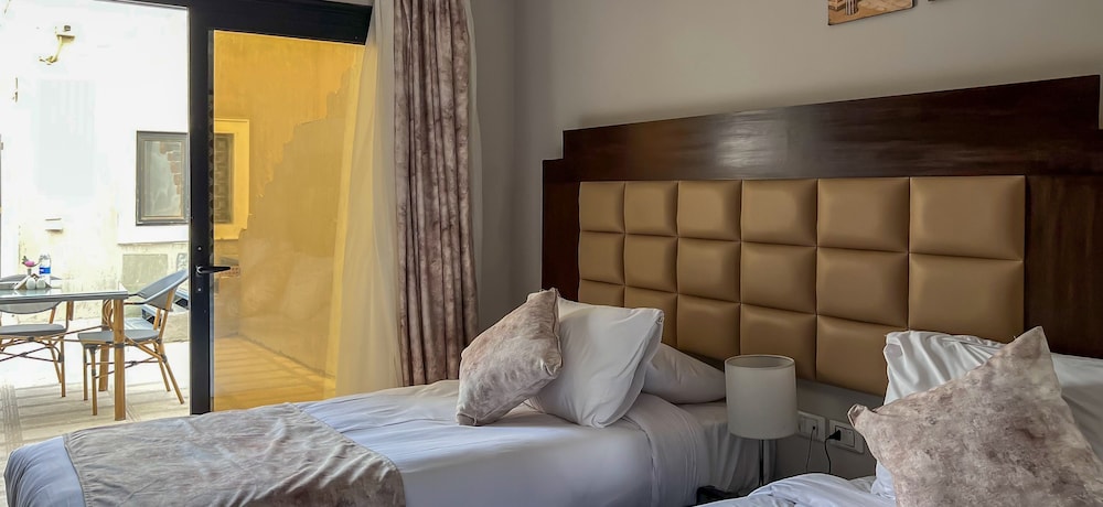 Superior Double or Twin Room, City View - Photo 7