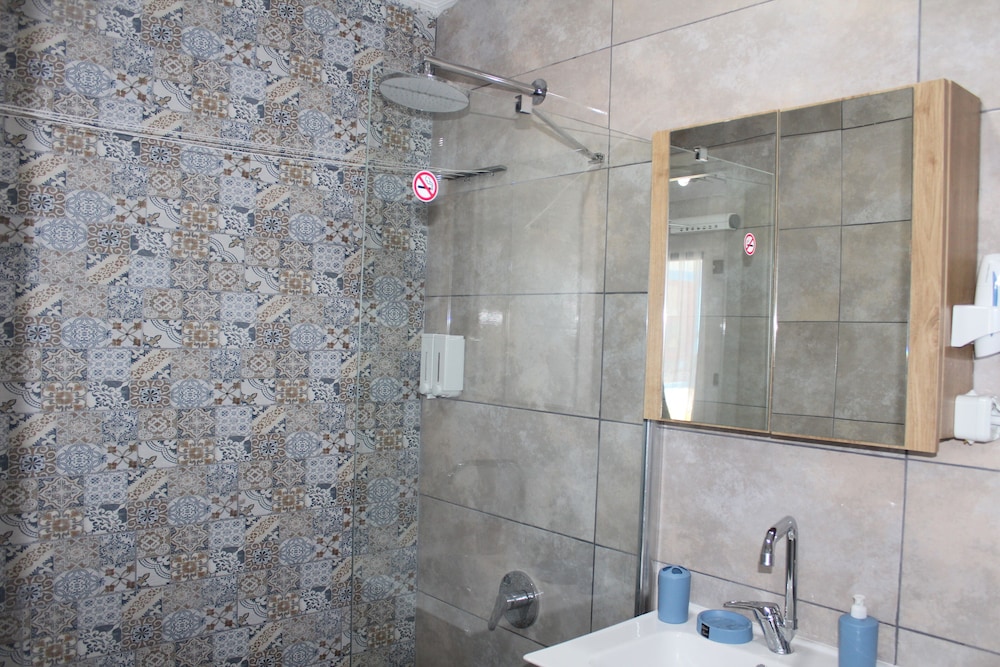 Economy Room, 1 Double Bed, Patio, Pool View photo 3