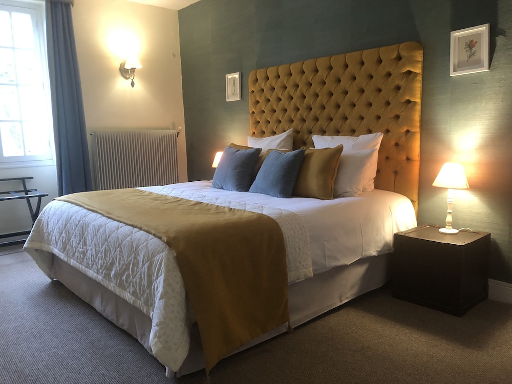 Deluxe Suite, 1 King Bed with Sofa bed