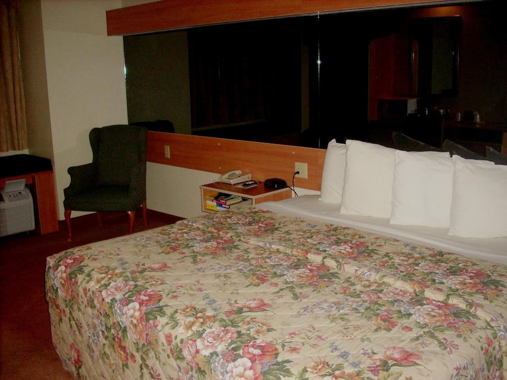 Standard Suite, 1 Queen Bed, Non Smoking photo 3