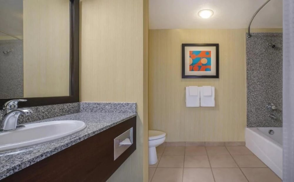 West Tower Double Queen Room - Photo 4
