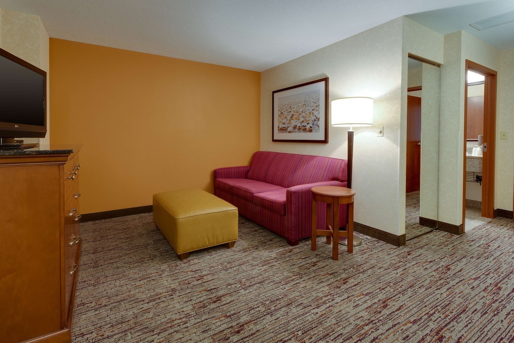 Deluxe Room, 1 King Bed, Refrigerator & Microwave (Upper Floor, Oversized Room) photo 2
