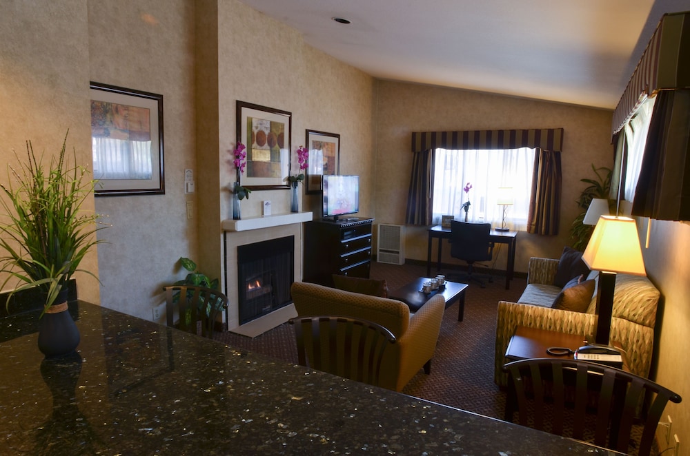 Deluxe Suite, 2 Queen Beds (Deluxe 2 Queens Suite) - Photo 1