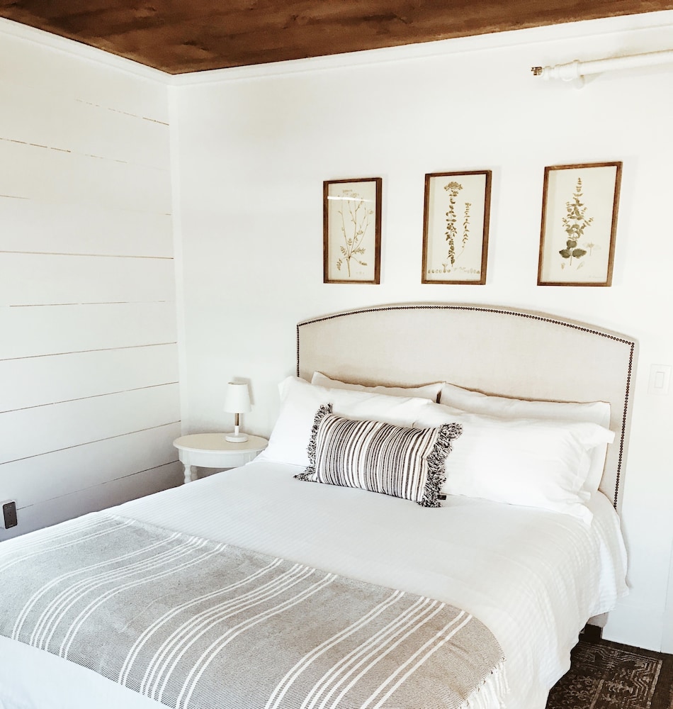 Signature Room, 1 Queen Bed, City View photo 1