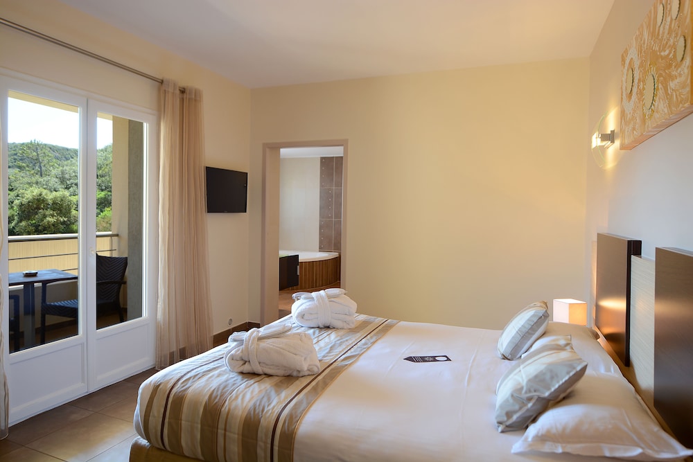 Suite, 2 Bedrooms - Photo 3