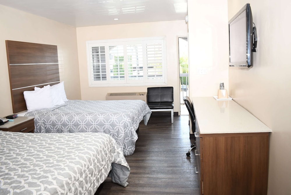 Deluxe Room, 2 Queen Beds, Non Smoking, Balcony
