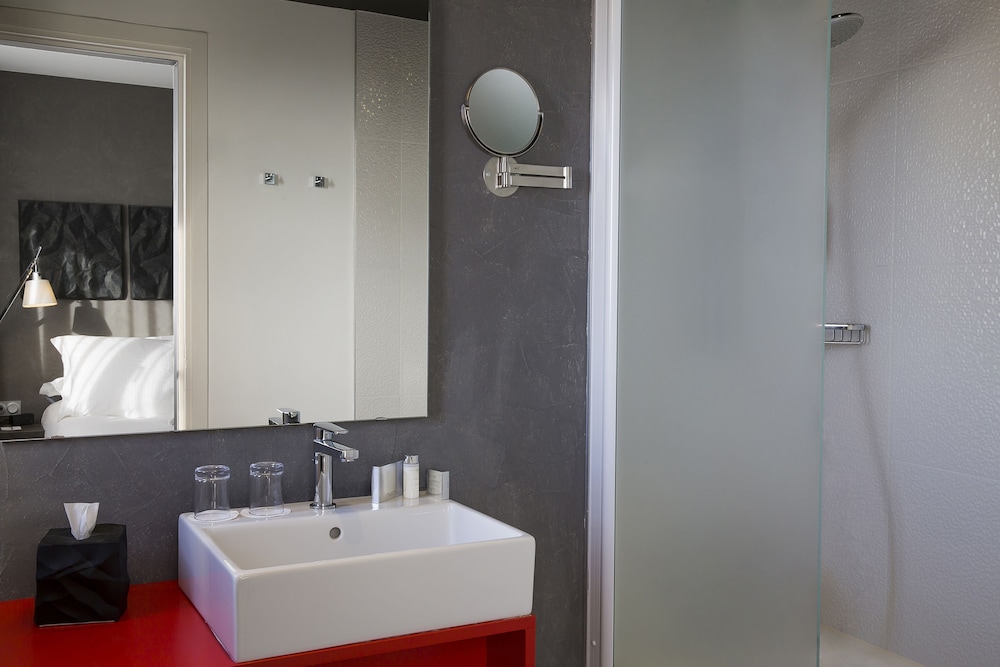 Superior Room, Multiple Beds, Balcony, Mountain View (Vue sur Puy de Dôme & la Cathédrale) - Photo 7