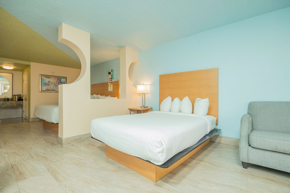 Deluxe Suite, Multiple Beds, Non Smoking - Photo 3