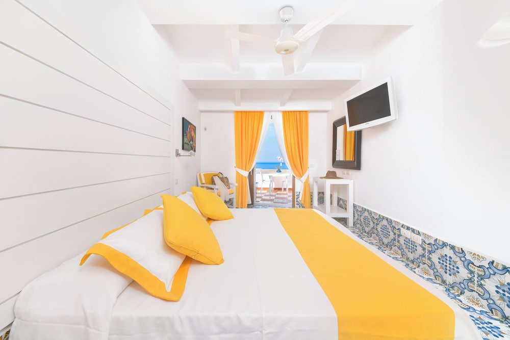 Deluxe Triple Room, Sea View photo 2