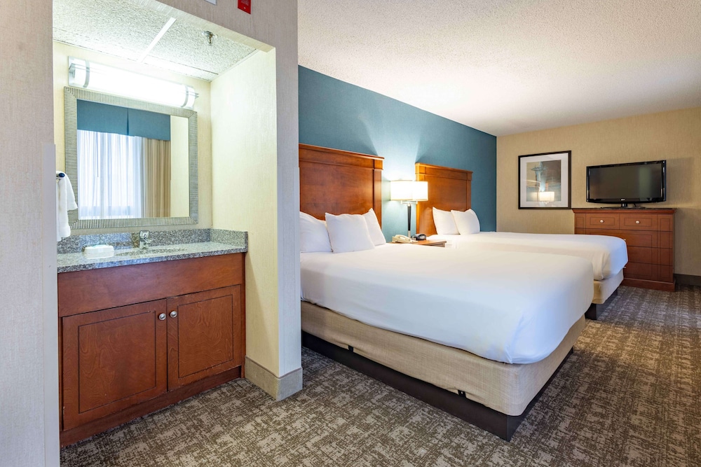 Suite, 2 Queen Beds, Refrigerator & Microwave (2 Rooms, Sofabed) photo 1