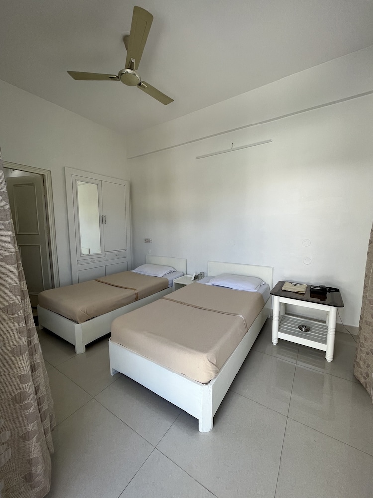 Economy Twin Room - Photo 13