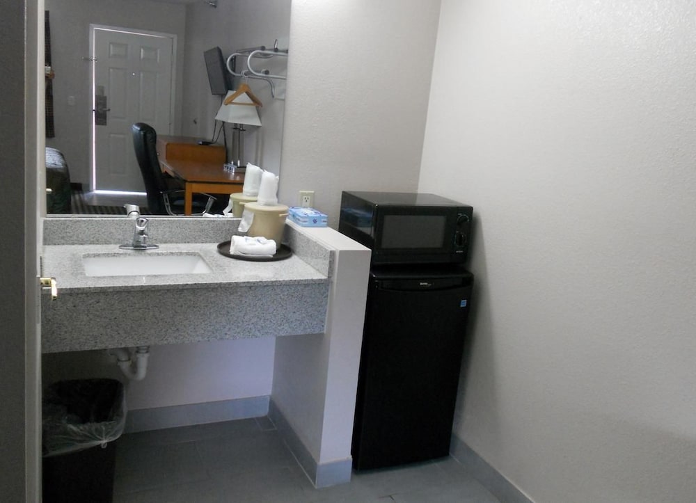 Standard Single Room, 1 Queen Bed, Accessible photo 2