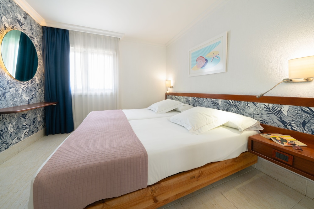 Two-bedroom apartment, pool view, balcony or terrace (3 adults)