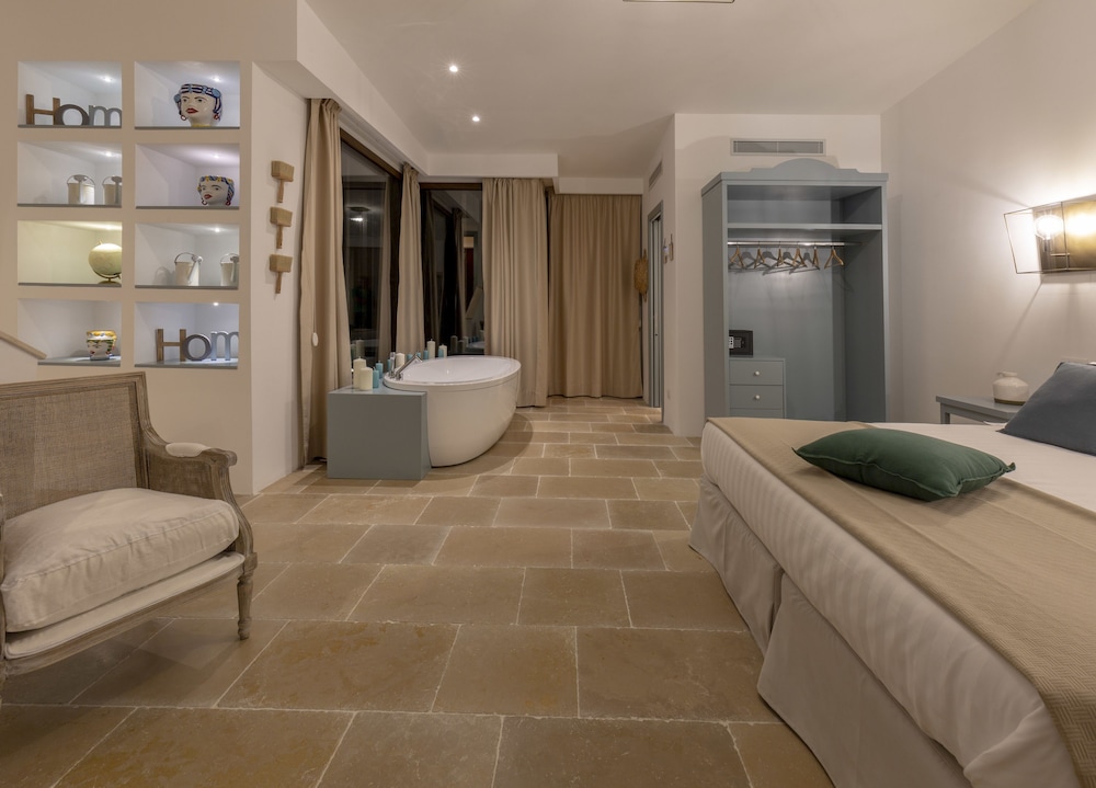 Suite, 1 Bedroom, Non Smoking, Courtyard View