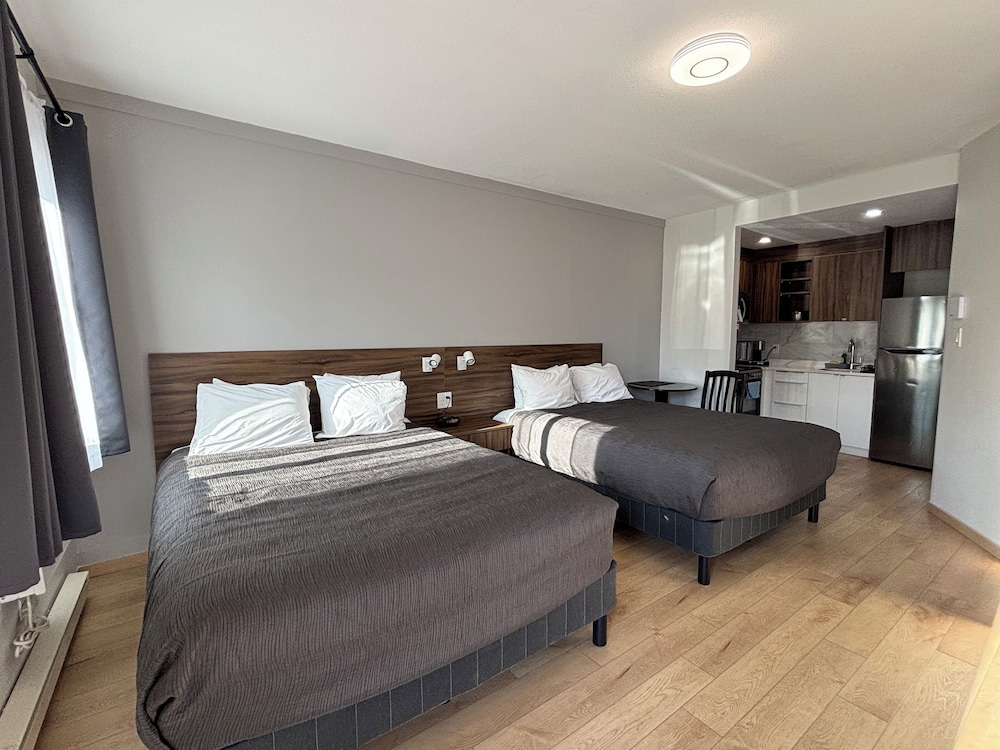 Deluxe Suite, 2 Queen Beds, Kitchen, Ground Floor photo 2
