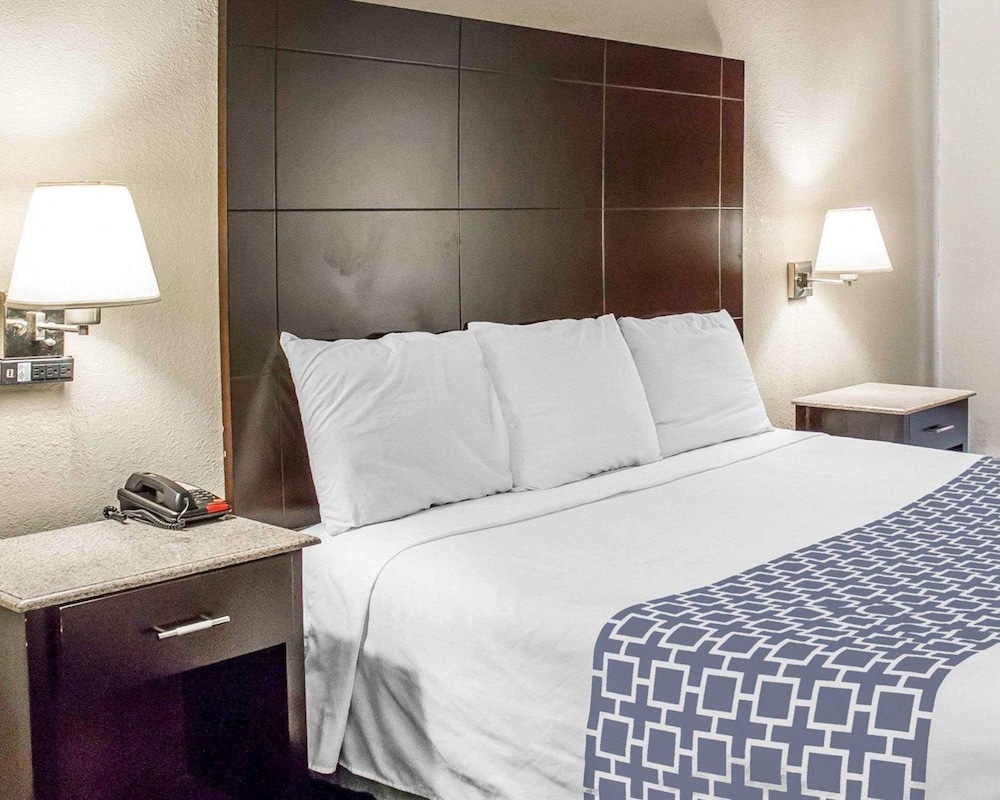 Standard Room, 1 King Bed, Non Smoking - Photo 2