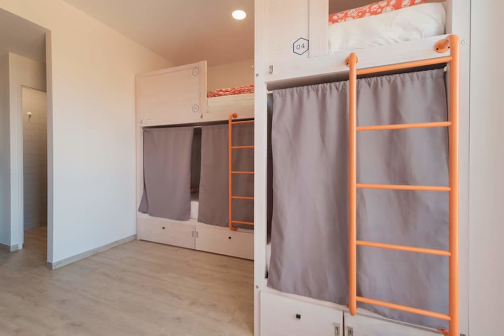 Bed in 10 Bed Mix Dorm Ensuite, Ocean View