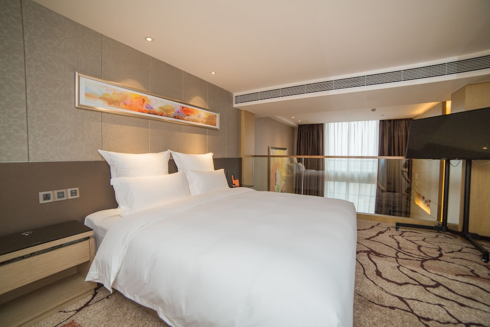 Deluxe Suite, 1 King Bed, Club Lounge Access