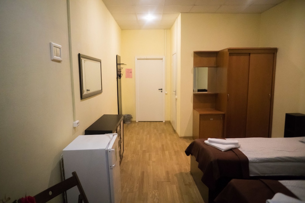 Economy Twin Room, Private Bathroom photo 3
