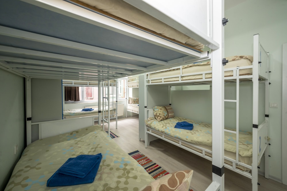 Economy Shared Dormitory, Mixed Dorm, Non Smoking, Refrigerator photo 1