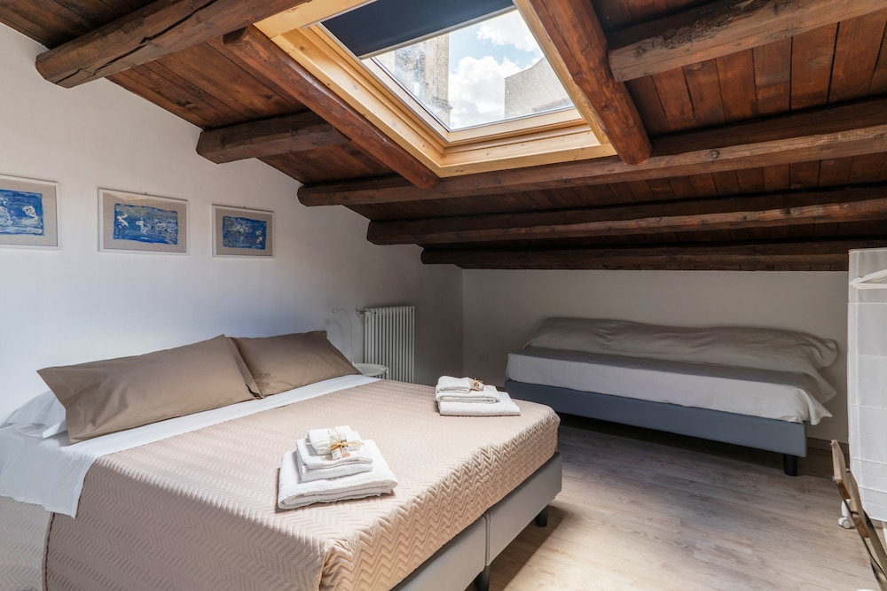Design Triple Room, 3 Twin Beds, Private Bathroom, City View (Lavanda)