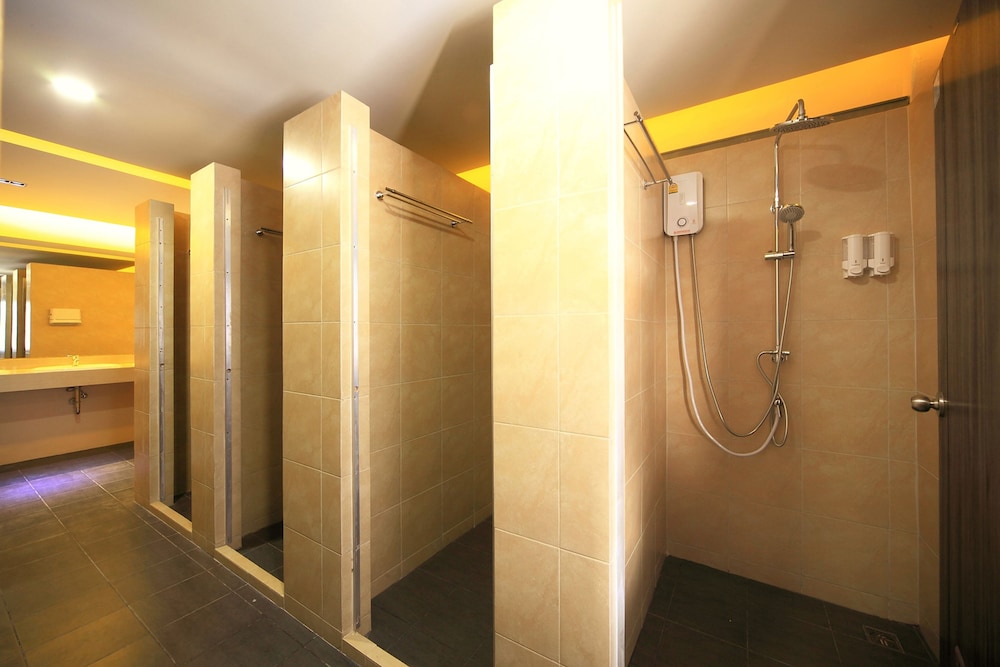 Queen Room with Shared Bathroom photo 2