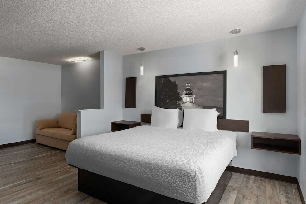 Studio Suite, 1 King Bed, Non Smoking - Photo 1