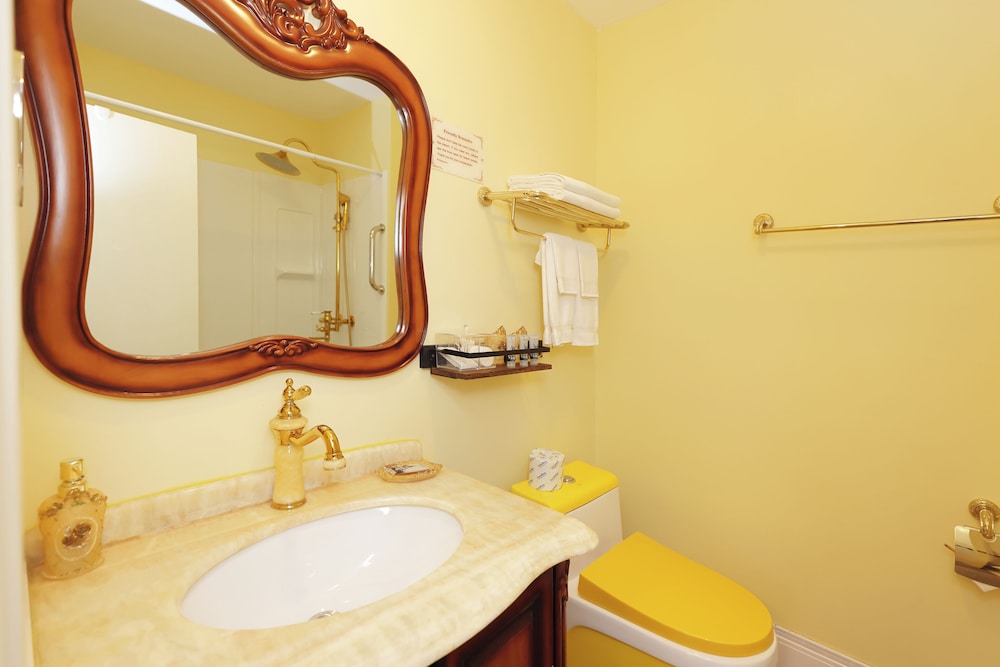 Premier Room, 1 King Bed, City View - Second Floor photo 3