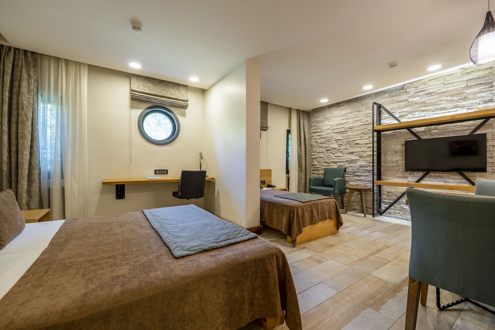Family Studio, 2 Bedrooms, Kitchenette, Garden Area photo 3