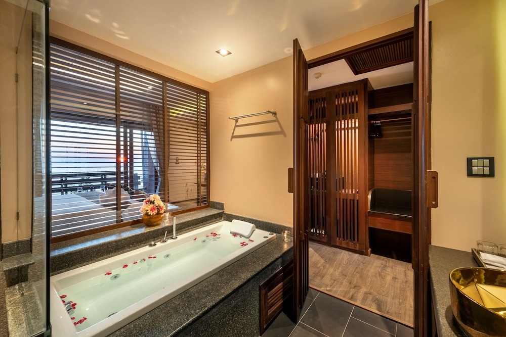 Deluxe Jacuzzi Seaview - Photo 4