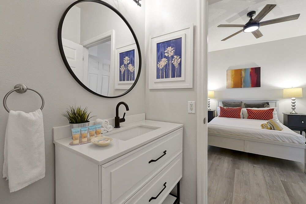 Exclusive Townhome, 4 Bedrooms, Private Pool - Photo 8
