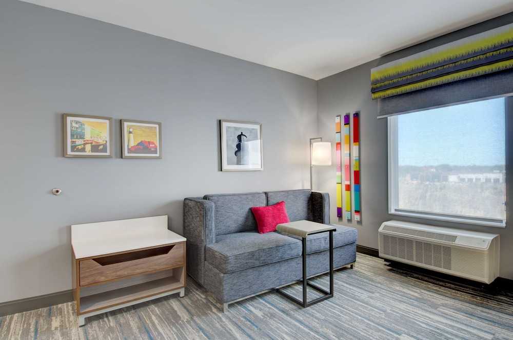 Suite, 1 King Bed, Accessible - Photo 9