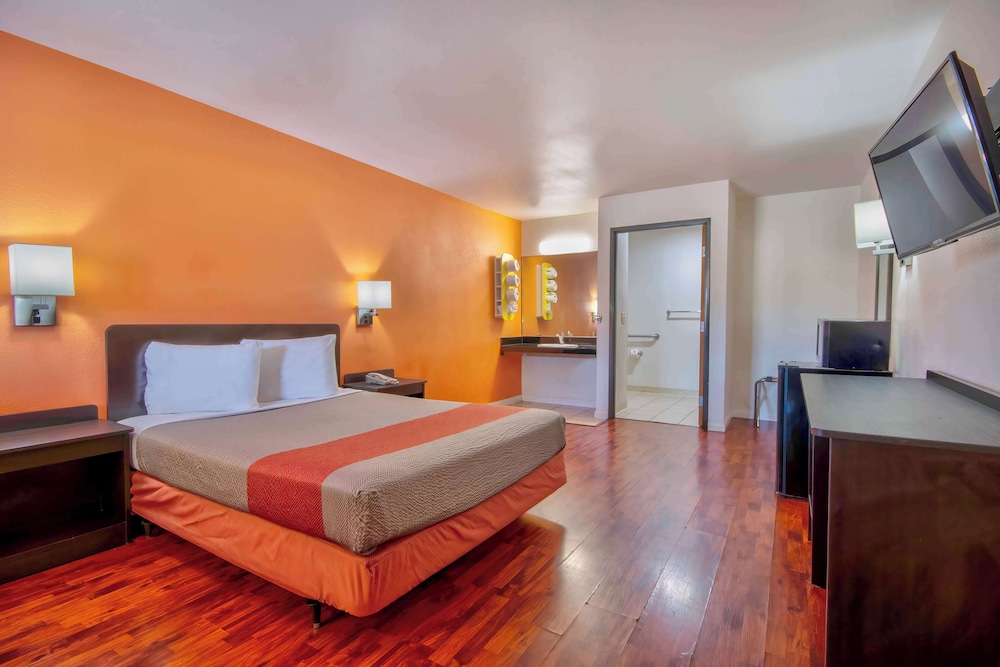 Standard Room, 1 Queen Bed, Accessible, Non Smoking - Photo 6