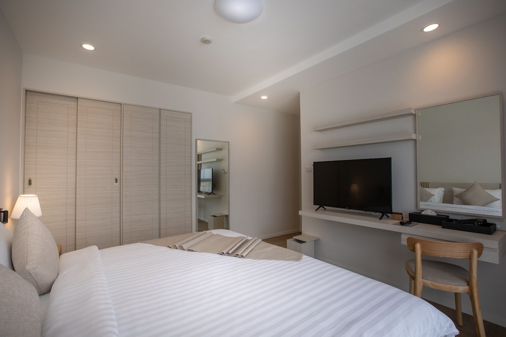 One Bedroom - Photo 2