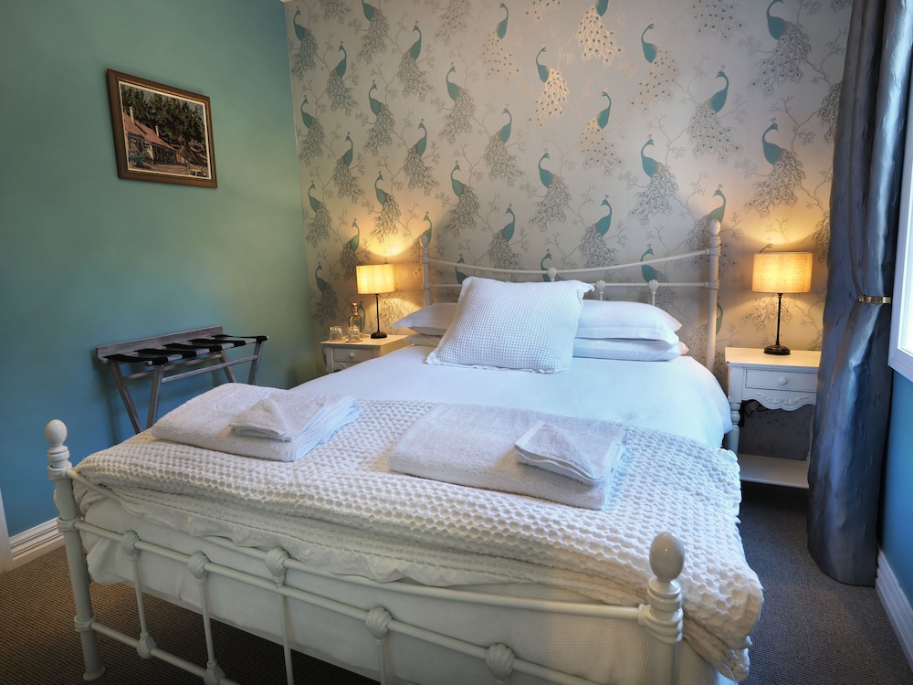 Deluxe Room, 1 Queen Bed, Ensuite, Garden View