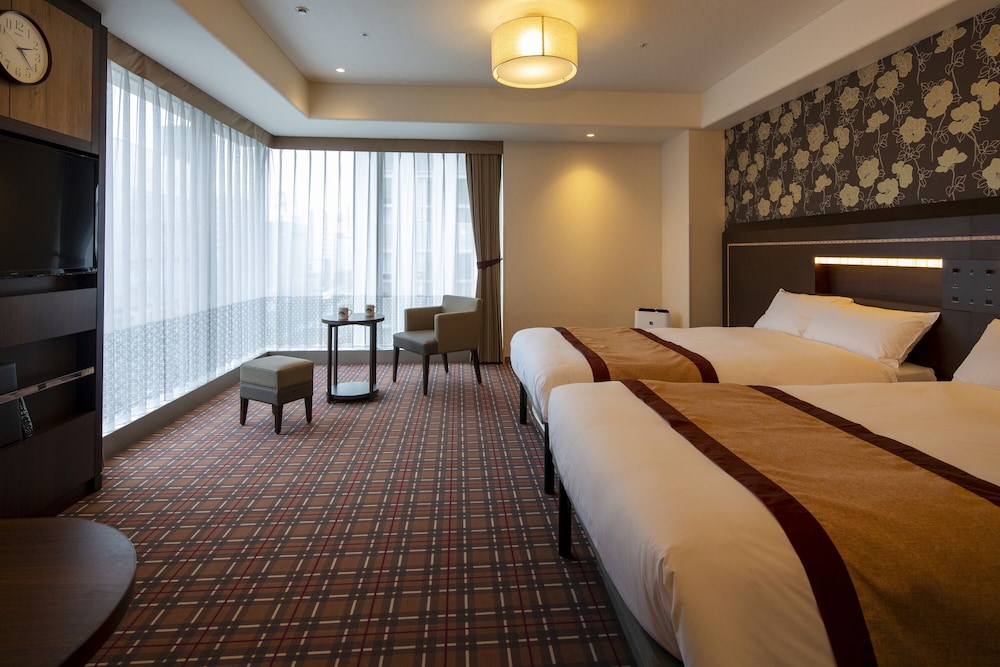 Deluxe Twin Room (Extra beds added for 3-4 adults), Non Smoking (37 sqm) - Photo 1