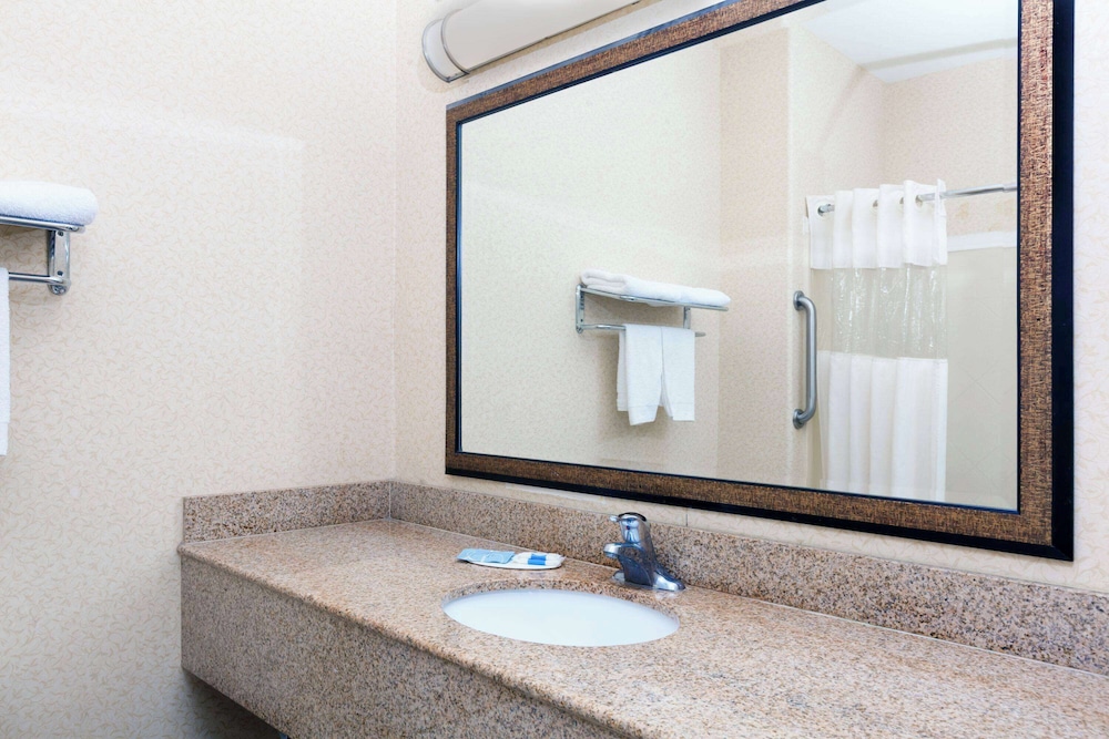 Room, 1 King Bed, Mobility Accessible, Non Smoking (Bathtub with Grab Bars) - Photo 2