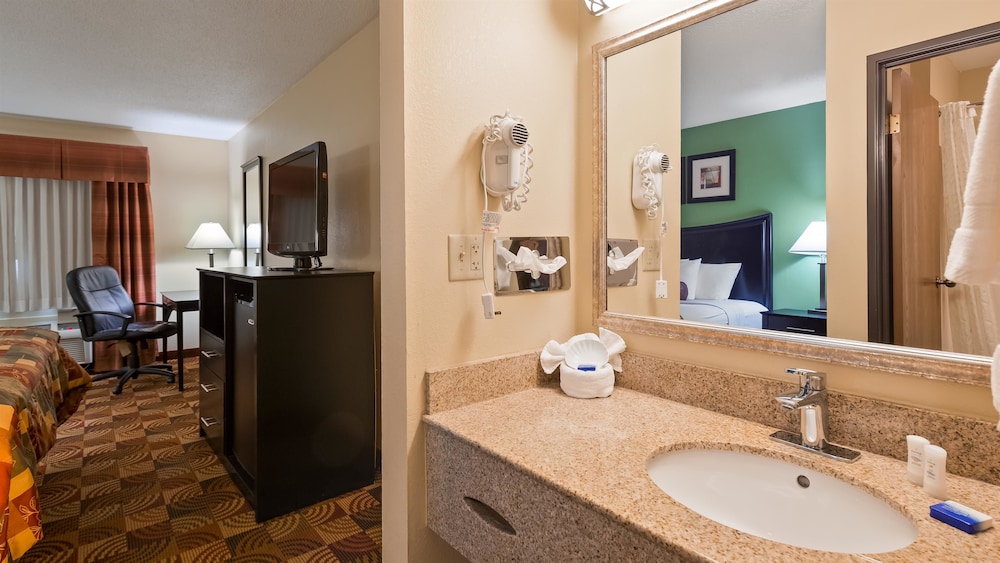 Standard Room, 2 Queen Beds, Non Smoking, Refrigerator & Microwave - Photo 3