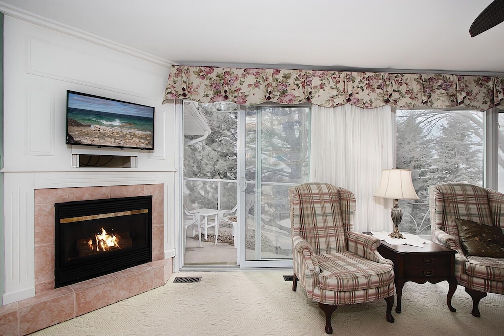 Deluxe Room, Balcony, Lake View photo 3