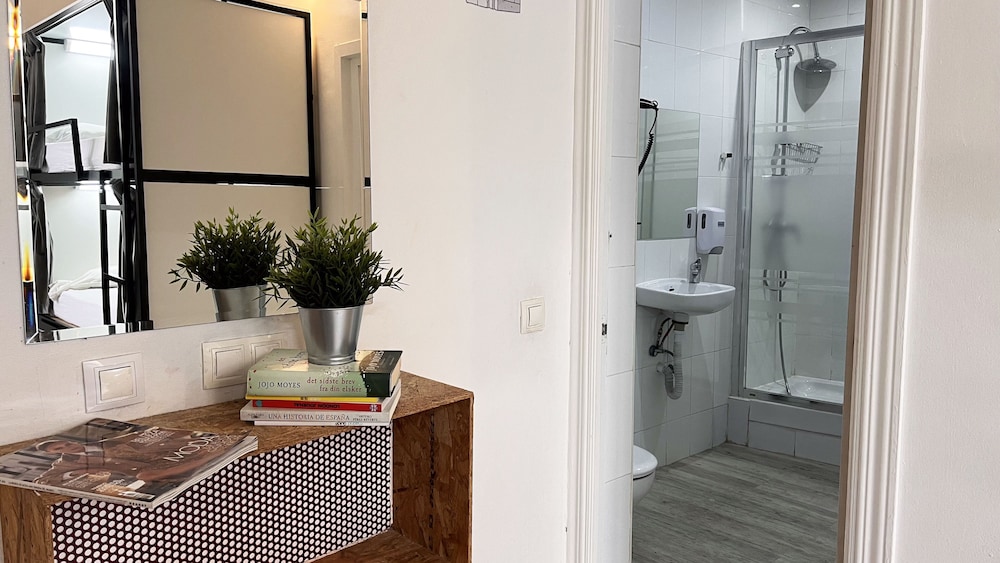 Shared Dormitory, Mixed Dorm, Private Bathroom (8 beds)