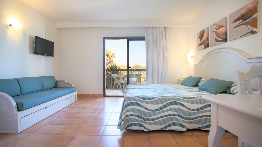 Family Studio, Multiple Beds, Garden View