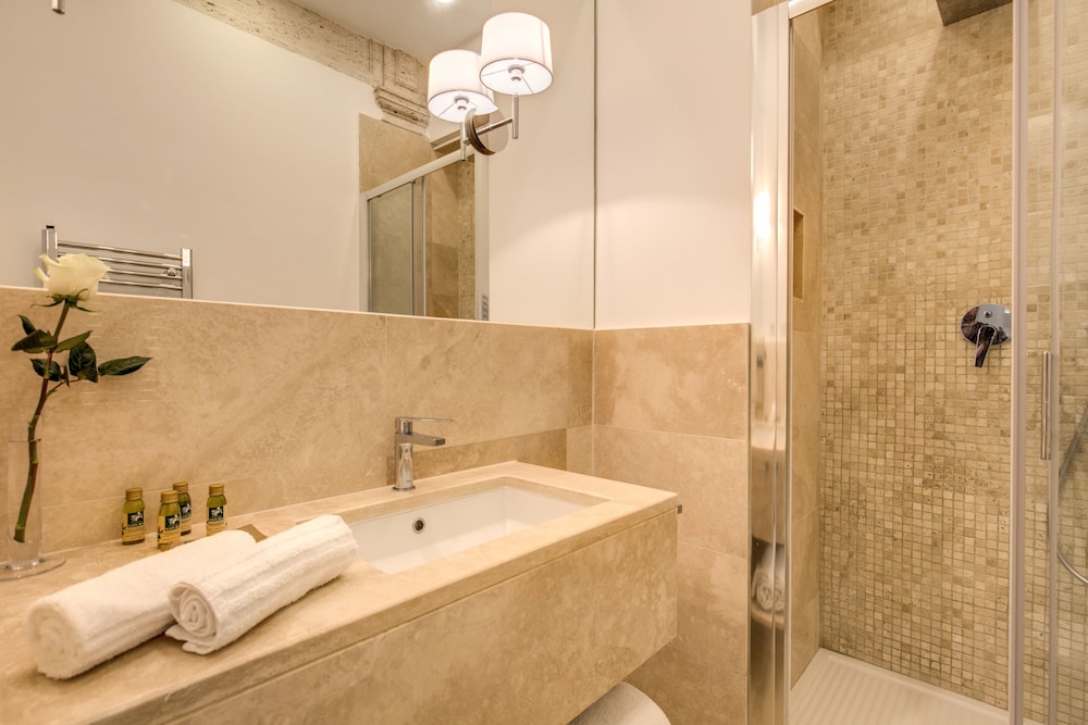 Classic Double Room Single Use, 1 King Bed, Balcony, City View (Single Use) photo 2