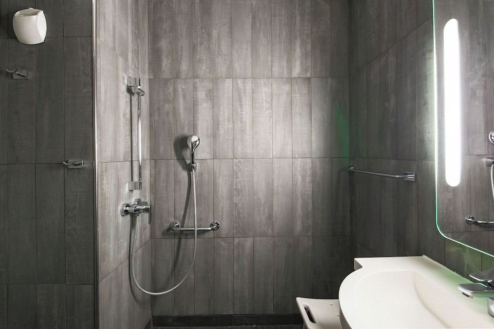 Accessible Family room with bunkbed and shower - Photo 8