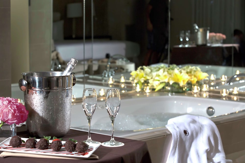 Room, 1 King Bed, Jetted Tub photo 3